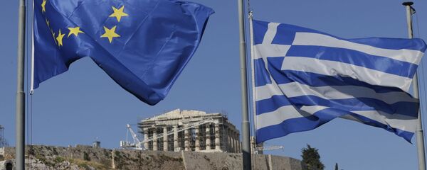 EU:s flagga och Greklands flagga i Aten - Sputnik Moldova-România