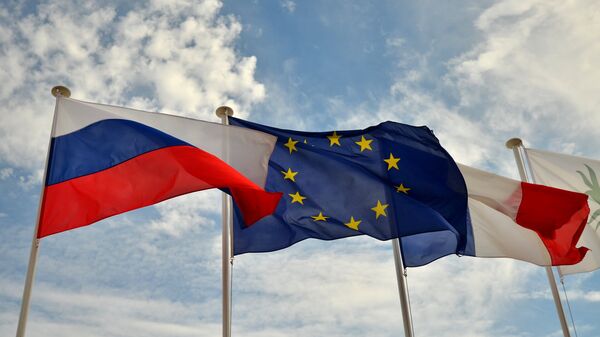 Флаги России, ЕС, Франции и герб Ниццы на набережной Ниццы - Sputnik Moldova