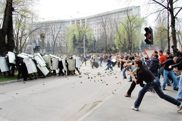 Седьмое апреля 2009 года: протестующие забрасывают камнями полицейских в центре Кишинева. - Sputnik Молдова