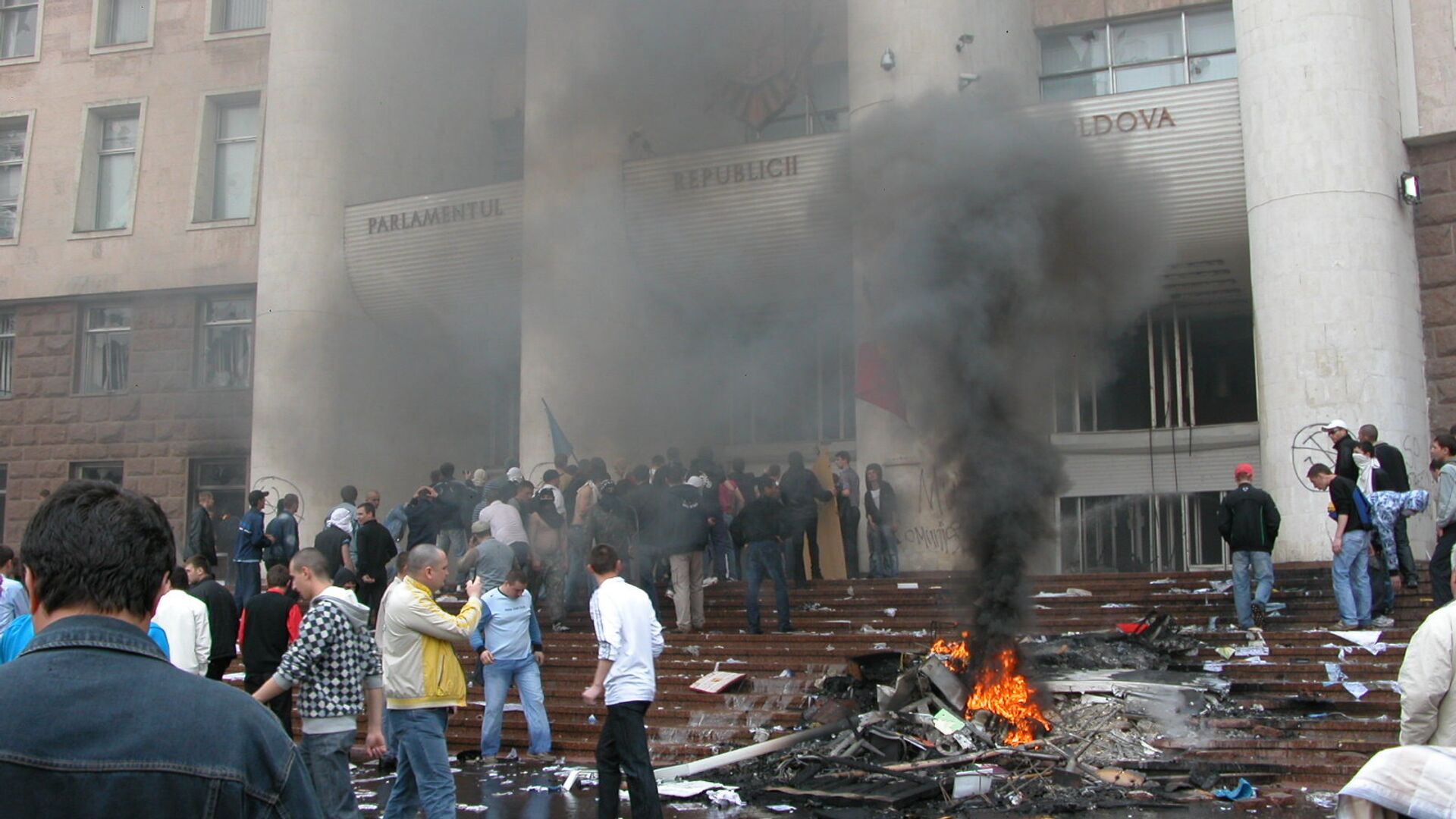 Беспорядки у парламента-3.Кишинев, события 7 апреля 2009 года. - Sputnik Молдова, 1920, 25.11.2021