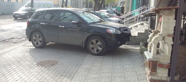 Maşină parcată în Chişinău, fără a lăsa loc penru trecerea pietonilor - Sputnik Moldova