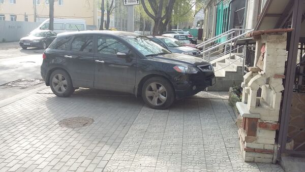 Maşină parcată în Chişinău, fără a lăsa loc penru trecerea pietonilor - Sputnik Moldova