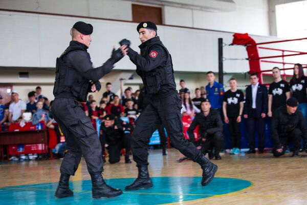 Trupele speciale au demonstrat  procedee de lupte  corp la corp, mânuirea armelor reci și de foc. - Sputnik Moldova