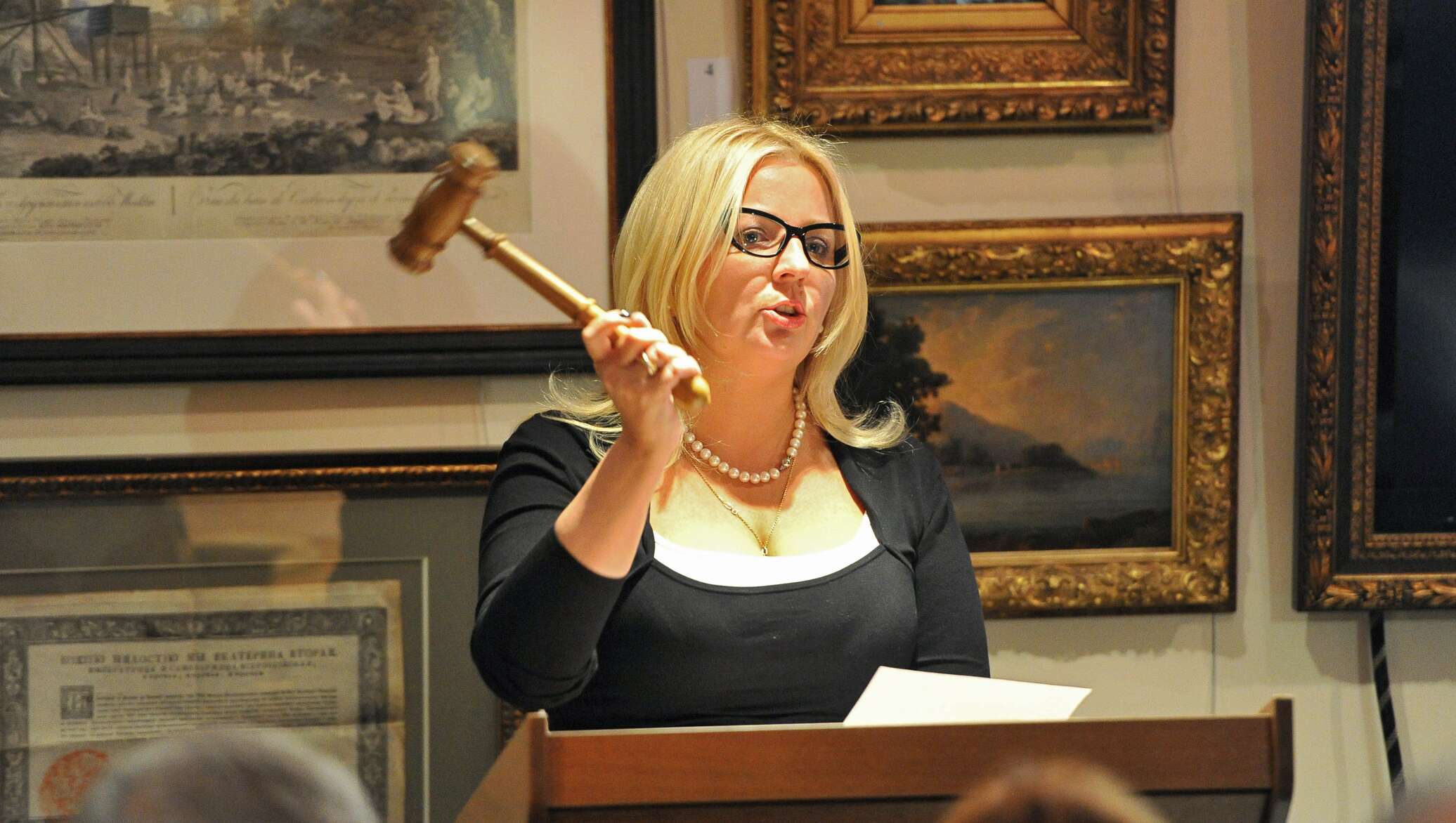 аукцион девушек. картина продана на аукционе. бэнкси девочка с воздушным шаром. Amicus dolls. аукционный дом кристис.