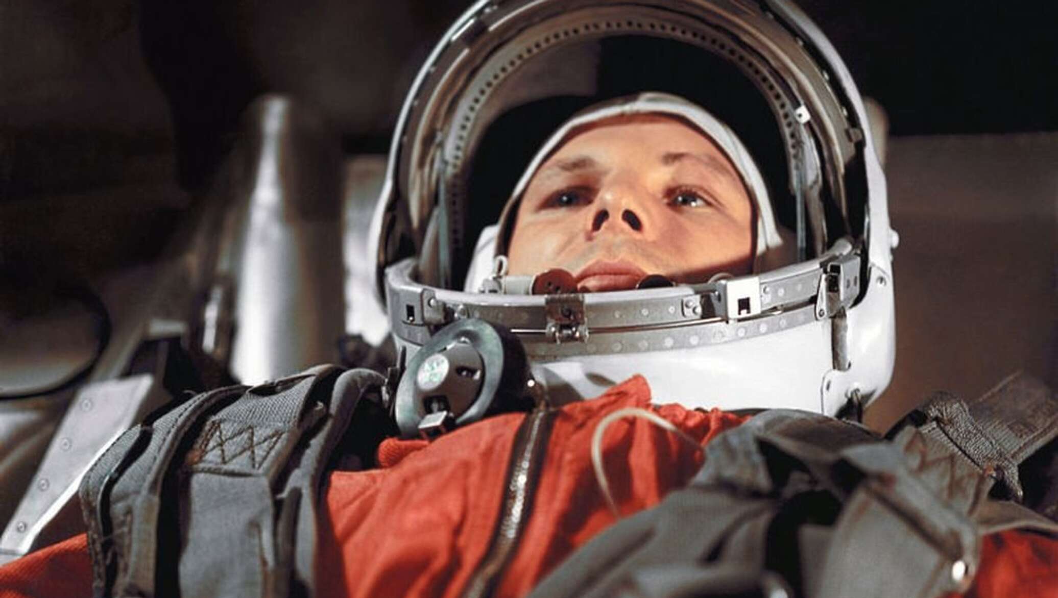 Первый человек совершивший полет в космическое пространство. Космонавт 1961 Гагарин.