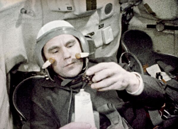 Космонавт Владимир Шаталов во время приема пищи на борту корабля Союз-4 - Sputnik Молдова