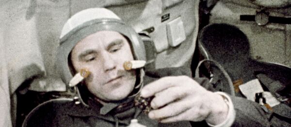 Космонавт Владимир Шаталов во время приема пищи на борту корабля Союз-4 - Sputnik Молдова