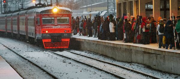 Возобновление движения пригородных поездов в регионах России - Sputnik Moldova