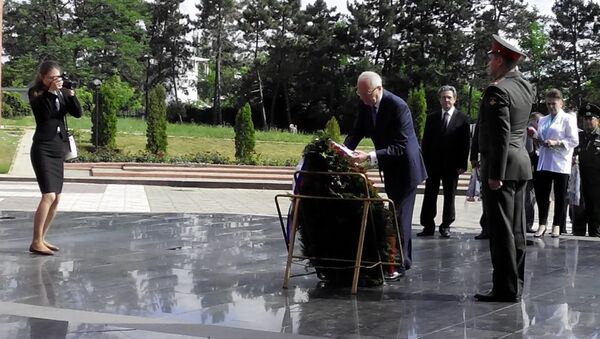 Посол России в Молдове Фарит Мухаметшин возложил цветы к Вечному огню в Кишиневе - Sputnik Молдова