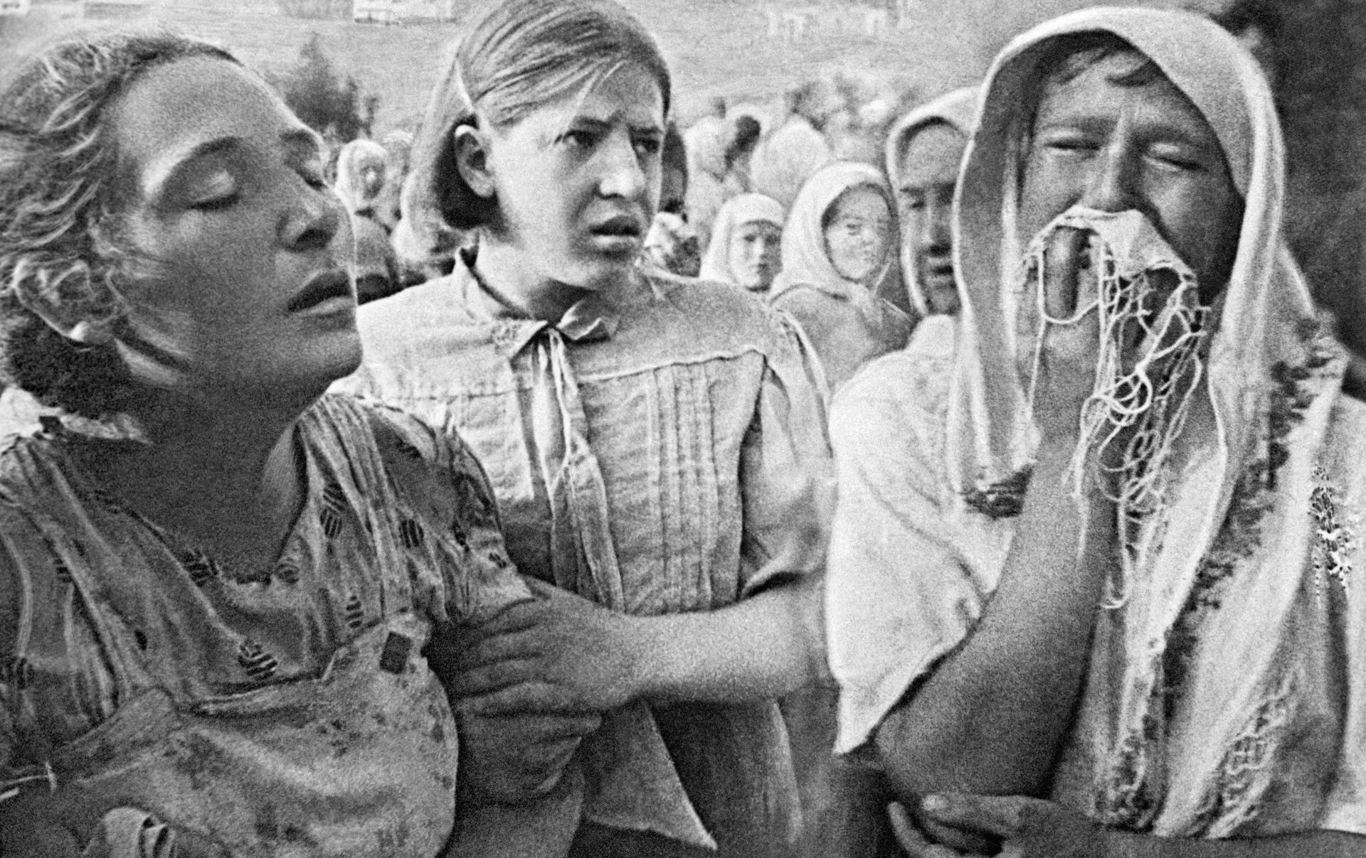 Женщина 22 июня. Начало войны 1941. Плачущие женщины на войне. Первый день войны 1941 дети.