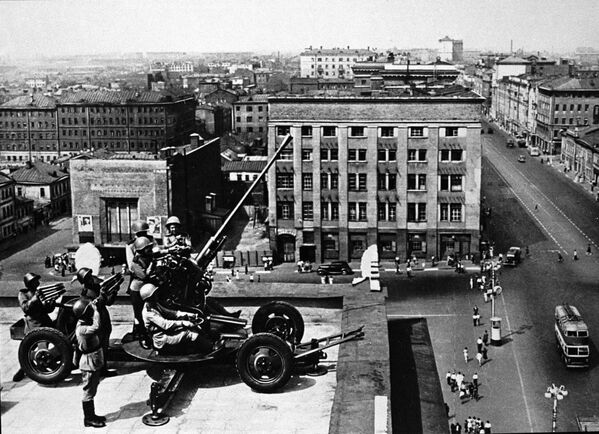 Зенитчики обороняют небо Москвы во время Великой Отечественной войны - Sputnik Молдова