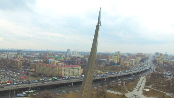 Монумент Покорителям космоса и памятник Гагарину с высоты птичьего полета - Sputnik Молдова