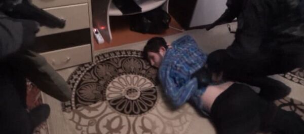 ФСБ задержала предполагаемого боевика ИГ в Петербурге. Оперативная съемка - Sputnik Молдова