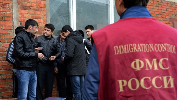 Иностранные рабочие во время проверки документов в ходе рейда ФМС - Sputnik Молдова