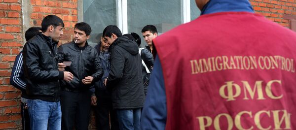 Иностранные рабочие во время проверки документов в ходе рейда ФМС - Sputnik Молдова