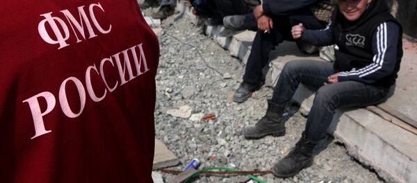 Иностранные рабочие во время проведения рейда ФМС в Москве - Sputnik Молдова