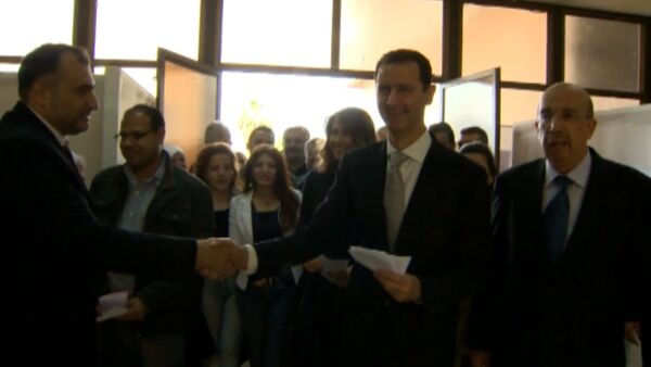 Асад с женой пожали руки сирийцам после голосования на парламентских выборах - Sputnik Молдова