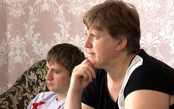 Алан Хачиров с матерью в ожидании звонка из колл-центра - Sputnik Молдова