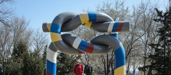 Памятник дружбе Украины и России в одном из парков Керчи. - Sputnik Moldova