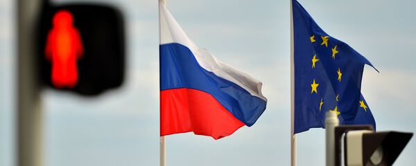 Флаги России, ЕС, Франции и герб Ниццы на набережной Ниццы - Sputnik Молдова