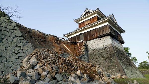 Поврежденная в результате землетрясения стена замка Кумамото в Японии. Апрель 2016 - Sputnik Молдова