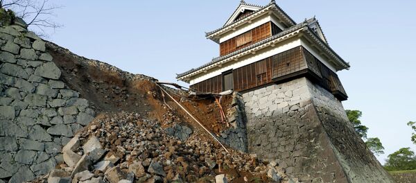 Поврежденная в результате землетрясения стена замка Кумамото в Японии. Апрель 2016 Поврежденная в результате землетрясения стена замка Кумамото в Японии. Апрель 2016 - Sputnik Молдова