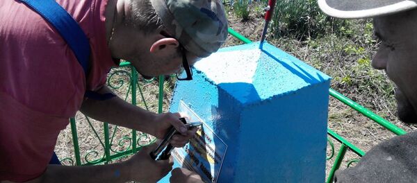 Восстановление памятника на могиле аса Владимира Захарова - Sputnik Молдова