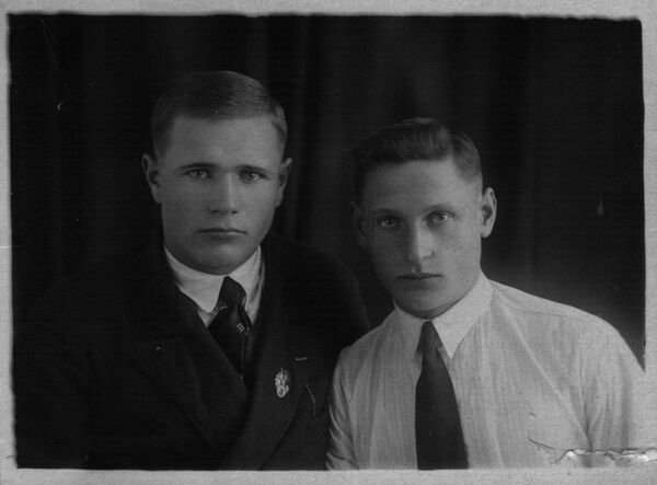 1938 год, Сергей Степанович, 22 года (в белой рубахе, справа на фото) - учитель физики и математики Краснояровской школы после окончания с отличием в 1937 году физико-математического отделения Новозыбковского Государственного учительского института. - Sputnik Молдова