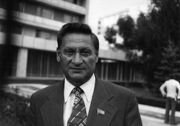 Сергей Степанович на фоне профсоюзной гостиницы Турист на проспекте Молодежи – один из многих объектов, которые он построил за 12 лет, работая председателем Совпрофа (плавательный бассейн-спорткомплекс Молдова, турбаза Дойна и Дворец Профсоюзов на Рышкановке, Дом Техники и многое другое). - Sputnik Молдова