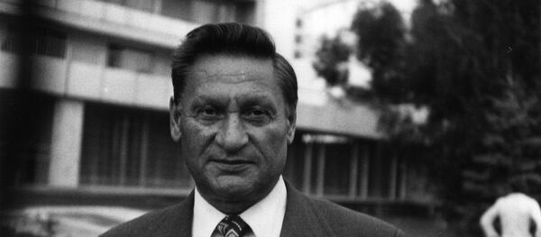 Сергей Степанович на фоне профсоюзной гостиницы Турист на проспекте Молодежи – один из многих объектов, которые он построил за 12 лет, работая председателем Совпрофа (плавательный бассейн-спорткомплекс Молдова, турбаза Дойна и Дворец Профсоюзов на Рышкановке, Дом Техники и многое другое). Сергей Степанович на фоне профсоюзной гостиницы Турист на проспекте Молодежи – один из многих объектов, которые он построил за 12 лет, работая председателем Совпрофа (плавательный бассейн-спорткомплекс Молдова, турбаза Дойна и Дворец Профсоюзов на Рышкановке, Дом Техники и многое другое). - Sputnik Молдова