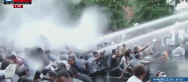 Полиция Еревана водометами разгоняла несогласных с ростом цен на электричество Полиция Еревана водометами разгоняла несогласных с ростом цен на электричество - Sputnik Молдова