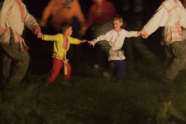 Дети на празднике летнего солнцестояния в селе Окунево - Sputnik Молдова
