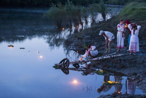 Участники праздника летнего солнцестояния в селе Окунево - Sputnik Молдова