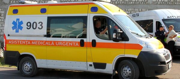 Карета скорой помощи дежурит на футбольном матче - Sputnik Moldova