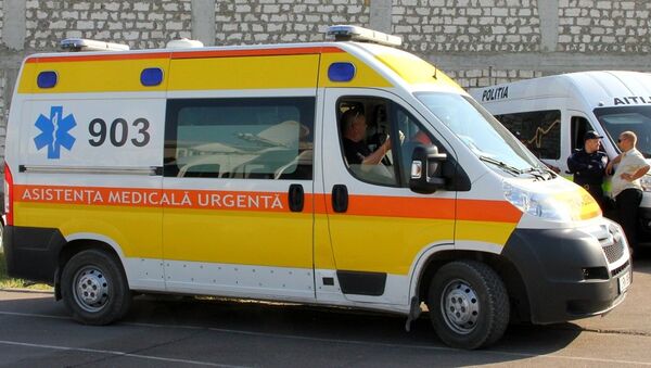 Карета скорой помощи дежурит на футбольном матче - Sputnik Moldova