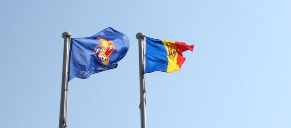 Флаг Молдавской федерации футбола и флаг Молдовы Флаг Молдавской федерации футбола и флаг Молдовы - Sputnik Молдова