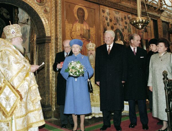 Majestatea sa Elisabeta a II-a, regina Marii Britanii și a Irlandei de Nord (în stânga), președintele Rusiei Boris Nikolaevici Elțin (2 stânga) cu soția Naina Iosifovna (dreapta) și Majestatea Sa, Principele Filipp (2 dreapta) în timpul excursiei la o mănăstire - Sputnik Moldova