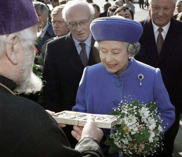 Regina Marii Britanii și a Irlandei de Nord Elisabeta a II-a primește în dar o icoană ortodoxă. Vizita oficială a Elisabetei a II-a și Principelui Filipp în Rusia - Sputnik Moldova