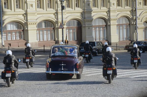 Regina Marii Britanii și a Irlandei de Nord, Majestatea Sa Elisabeta a II-a și Majestatea Sa, principele Filipp, duce de Edinburgh, aflați într-o vizită oficială în Rusia, în automobilul lor - Bentley State Limousine - Sputnik Moldova