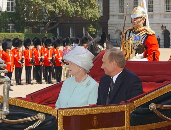Președintele Rusiei Vladimir Putin și regina Marii Britanii Elisabeta a II-a se îndreaptă într-o caretă spre Palatul Buckinghaim, după întâlnirea oficială care a avut loc la cartierul-general al regimentului de călăreți de gardă din Londra - Sputnik Moldova