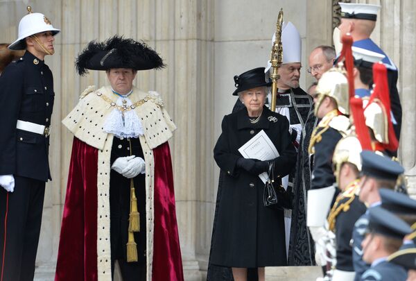 Elisabeta a II-a iese din catedrala Sfântul Paul, unde are loc ceremonia de luat rămas bun de la ex-premierul  Mrgaret Thatcher și primarul Londrei, lordul Roger Gifford - Sputnik Moldova