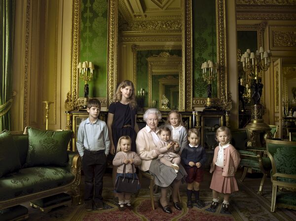 Regina Marii Britanii Elisabeta a II-a pozează împreună cu cei cinci strănepoți și cu cei doi nepoți mai mici în la castelul Windsor - Sputnik Moldova