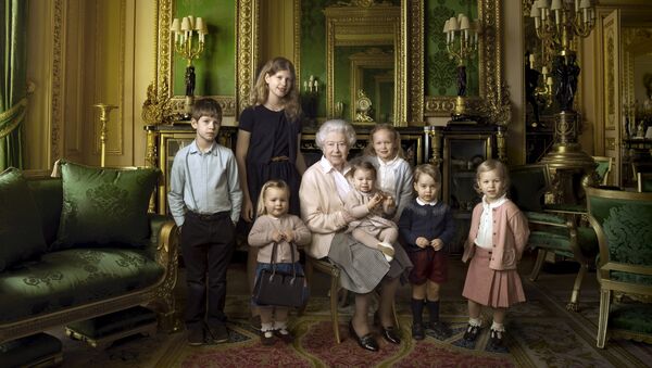 Королева Великобритании Елизавета II позирует со своими пятью правнуками и двумя младшими внуками в комнате Зеленый рисунок, часть Виндзорского замка Полугосударственный квартиры - Sputnik Молдова