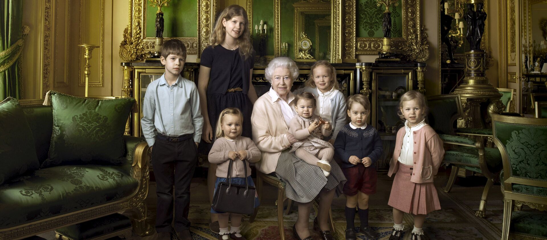 Королева Великобритании Елизавета II позирует со своими пятью правнуками и двумя младшими внуками в комнате Зеленый рисунок, часть Виндзорского замка Полугосударственный квартиры - Sputnik Молдова, 1920, 21.04.2016