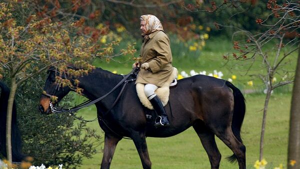 Королева Елизавета едет лошадь на территории Виндзорского замка - Sputnik Moldova