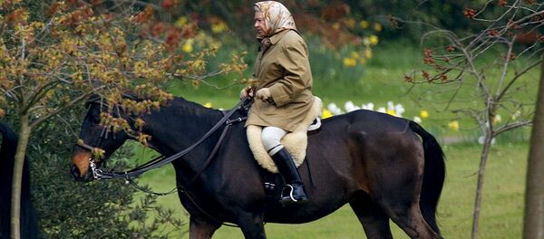 Королева Елизавета едет лошадь на территории Виндзорского замка - Sputnik Moldova