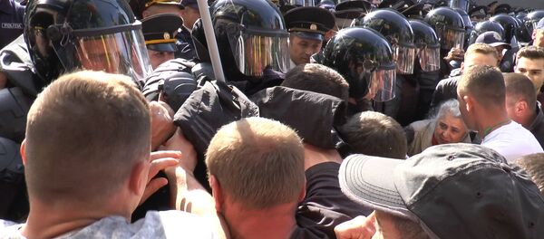 Столкновения в центре Кишинева между протестующими и полицией - Sputnik Moldova