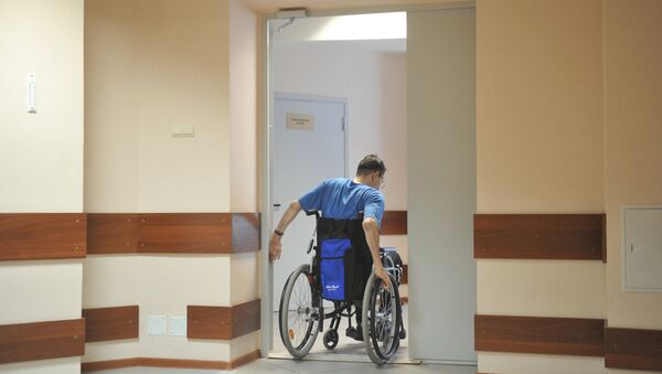 Мужчина в инвалидном кресле - Sputnik Moldova