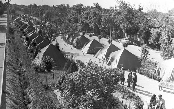 Землетрясение 1966 года в Ташкенте. Палаточный городок на улице Широкой - Sputnik Молдова