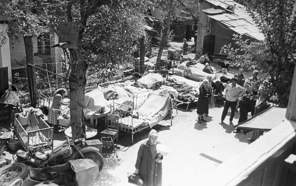 На одной из улиц Ташкента после землетрясения 26 апреля 1966 года - Sputnik Молдова